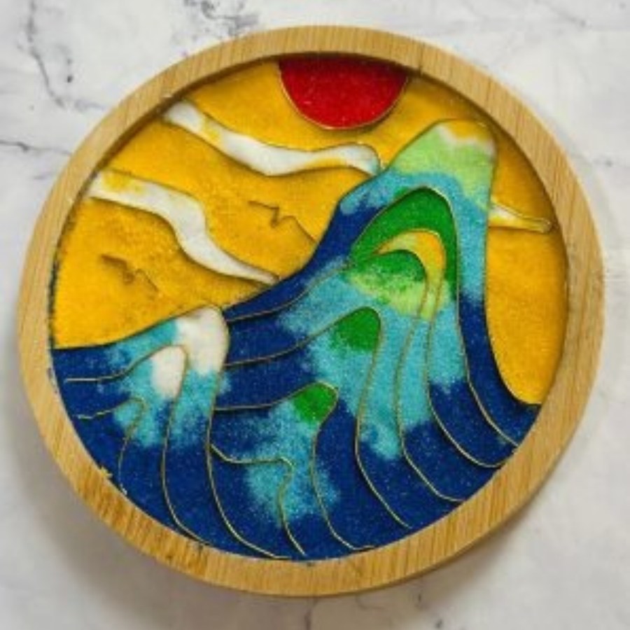 景泰藍掐絲琺瑯畫作品，銅絲勾勒出圖案再填入琺瑯釉料