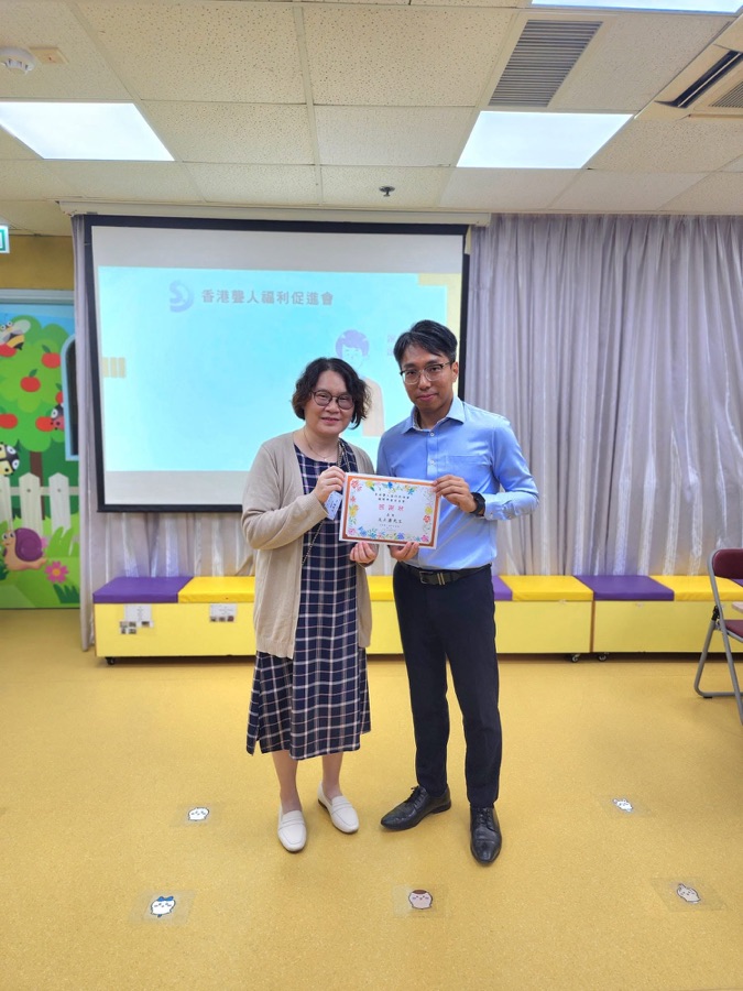 機構頒發感謝狀予本會導師