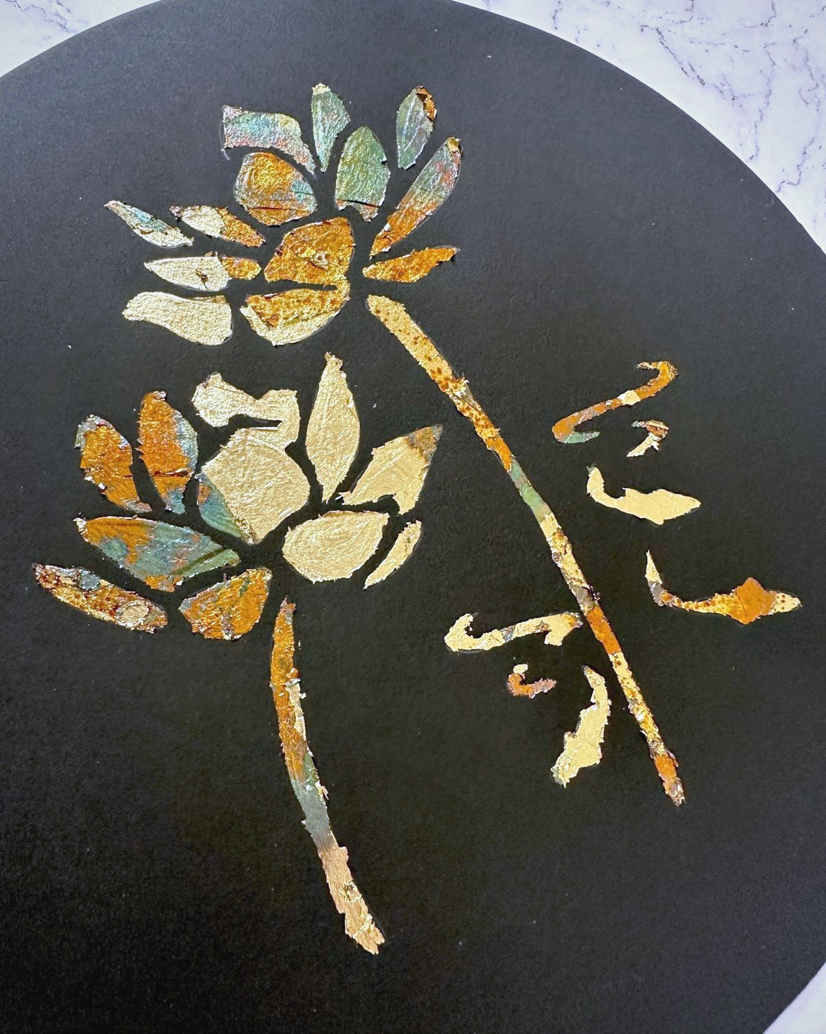 燒箔藝術作品：黑色圓板上以金箔與銅箔貼出蓮花