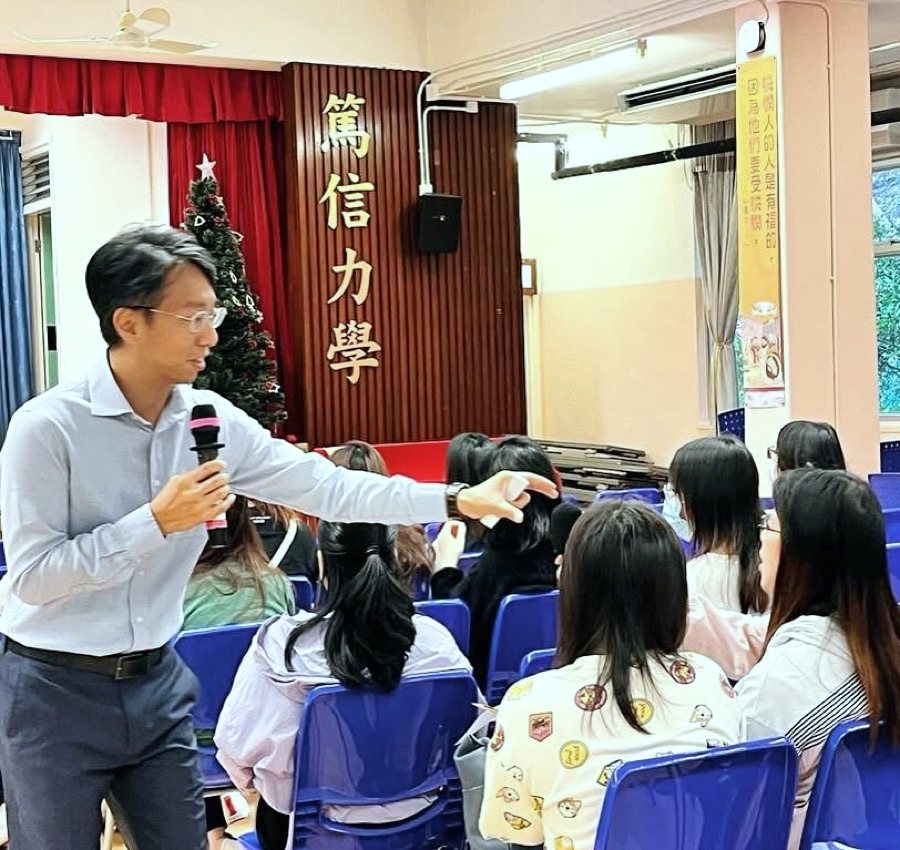 導師手持咪高峰與在座家長互動